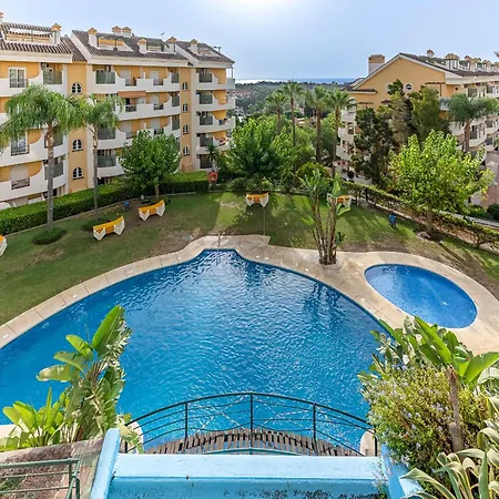Apartment Recently Refurbished 2br Flat Pool In Puerto Banus *