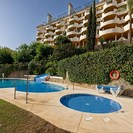 Apartment Recently Refurbished 2br Flat Pool In Puerto Banus Marbella