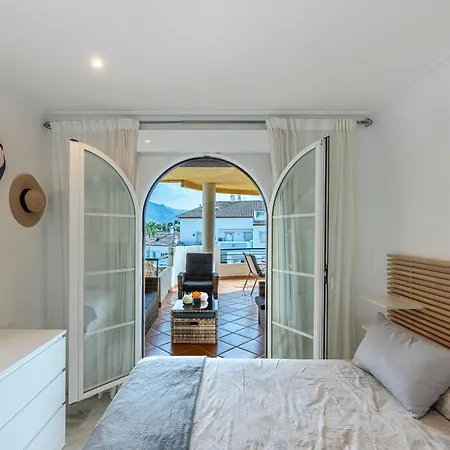 Apartment Recently Refurbished 2br Flat Pool In Puerto Banus *